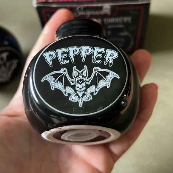 Sourpuss Black Bat Salt and Pepper Set NWB - Picture 4 of 4
